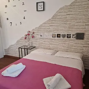 A Casa Di Delia - Stazione Fidene Homestay